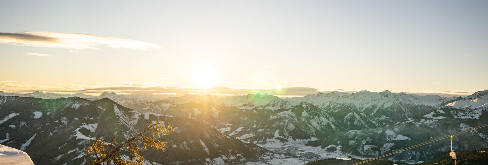 Atemberaubender Sonnenuntergang über den schneebedeckten Bergen beim Kitzsteinhorn.