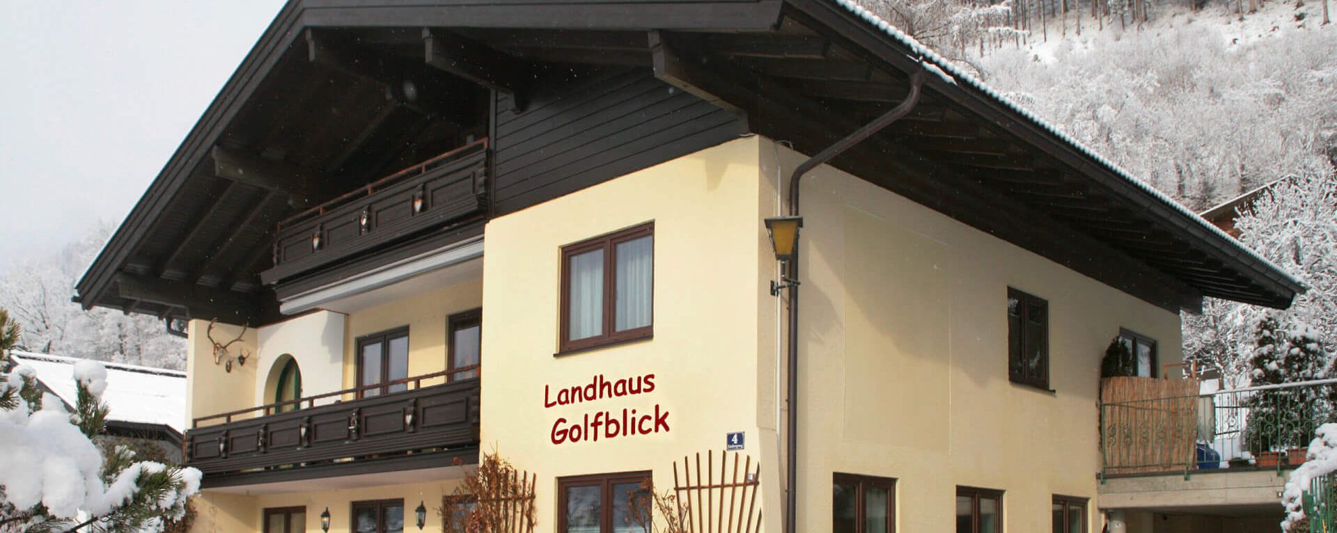 Pension Bohemia in Bruckberg mit Blick auf schneebedeckte Berge und gemütlichem Außenbereich.